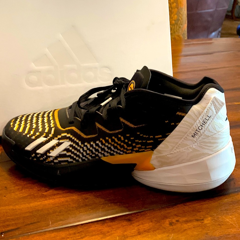 Adidas D.O.N. Issue 4 size 12 1/2 HR0720 Men’s Basketball Shoe.